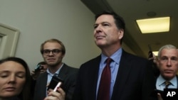 “Cuando leer la transcripción, verás que estábamos hablado sobre los correo de Hilary Clinton por el amor de Dios", afirmó a los reporteros James Comey.