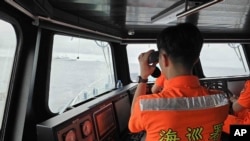 资料图： 台湾海巡署人员2024年5月23日在台湾附近海域监控中国海军的行动。（美联社转发） 