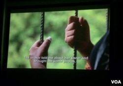 ជនរងគ្រោះ​នៃ​ការ​ជួញដូរ​មនុស្ស​នៅ​ក្នុង​ខ្សែ​ភាពយន្ត​ឯកសារ​«‍តម្លៃ​កូន​ក្រមុំ»​រៀបរាប់​រឿងរ៉ាវ​របស់​នាង ដែល​ត្រូវបាន​បោកប្រាស់​ឲ្យ​រៀបការ​ជាមួយ​នឹង​បុរស​ជនជាតិ​ចិន ហើយ​ត្រូវបាន​បង្ខំ​ឲ្យ​ធ្វើការ​ដូច​ទាសករ​នៅ​ប្រទេស​ចិន។ (រូបថត៖ ផន បុប្ផា/VOA Khmer)