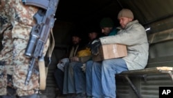 Seorang separatis pro-Rusia (bersenjata) mengawal beberapa tawanan tentara Ukraina di Novohryhorivka, Donetsk, Ukraina timur (foto: dok).