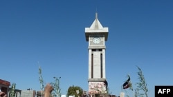 Những người biểu tình chống Tổng thống Syria Bashar al-Assad tụ tập tại Hula, gần Homs