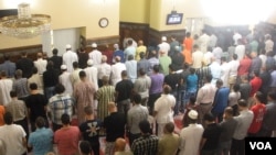 Men gather for prayer on the first day of Ramadan at the Dar Al-Hijrah Islamic Center in Falls Church, Virginia. (Julie Taboh/VOA)