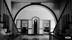 Separate staircases from the landing at the Shakertown settlement in South Union, Kentucky, led to men’s and women’s quarters. Even formerly married couples slept apart in the Shaker sect. (Carol M. Highsmith)