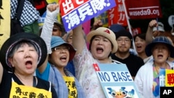 Người Nhật xuống đường biểu tình phản đối các căn cứ quân sự Mỹ trên đảo Okinawa, ngày 19/6/2016.