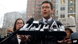 باب فرگوسن دادستان ایالت واشنگتن خبر صدور رای قاضی فدرال را به رسانه ها می دهد. 