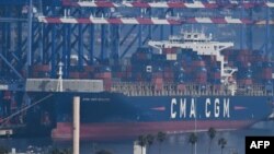 একটি কার্গো জাহাজ ক্যালিফোর্নিয়ার লস অ্যাঞ্জেলেস বন্দরের একটি কন্টেইনার টার্মিনালে নোঙর করছে। ৩ ফেব্রুয়ারি ২০২৫।