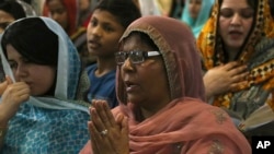 Pakistani Christian women pray during Easter service at Saint John's Cathedral Church in Peshawar, Pakistan, Sunday, April 16, 2017