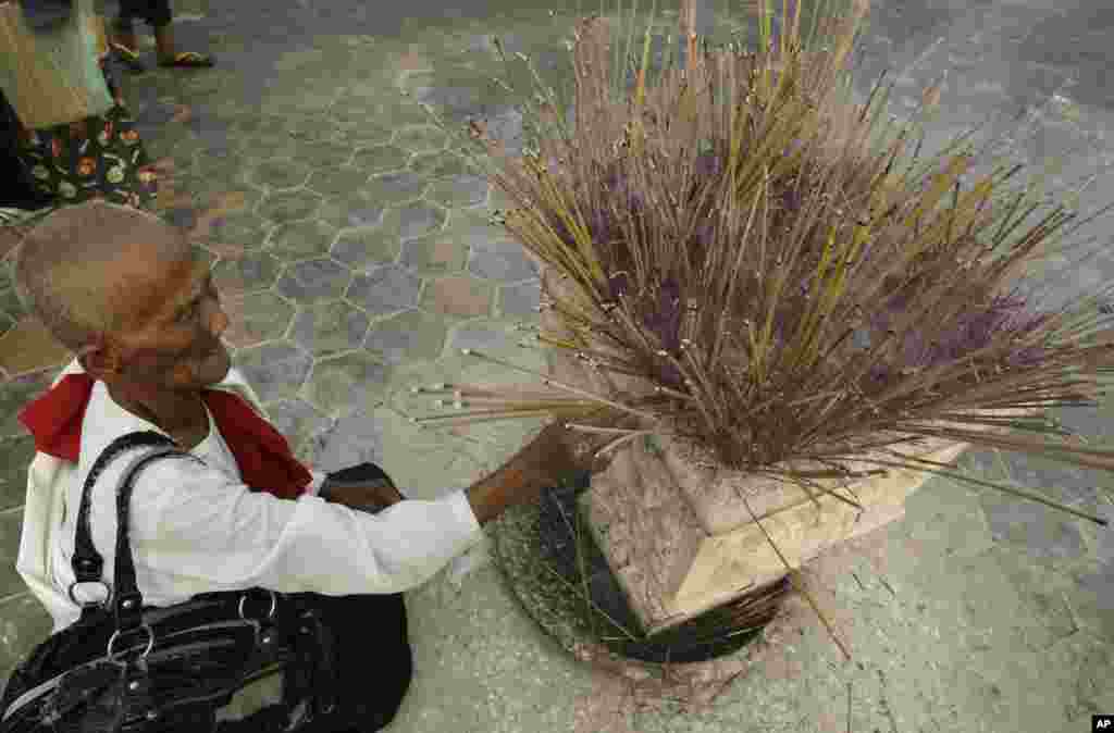 A mourner offers prayers to the late Cambodian King Norodom Sihanouk ahead of Sihanouk&#39;s funeral.