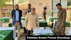 شهباز شریف، صدراعظم پاکستان حین بازدید از اجساد نظامیان کشته شدۀ پاکستانی