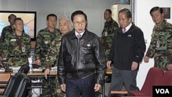 El presidente de Corea del Sur, Lee Myung-bak, y el ministro de Defensa, Kim Tae-young, se reunieron con altos mandos militares.