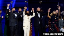 Joe Biden (D) y Kamala Harris (I) celebran la victoria juntos a sus respectivas parejas Jill Biden y Doug Emhoff en Wilmington, Delaware, el 7 de noviembre de 2020.