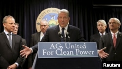 Former U.S. Vice President Al Gore speaks at a news conference on climate change in New York City, March 29, 2016. With him are several attorneys general, including Eric Schneiderman of New York, left, and William Sorrell of Vermont, right.
