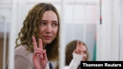 Journalists Yekaterina Andreeva and Darya Chultsova attend a court hearing in Minsk.