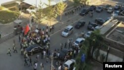 Demonstran Tiongkok mengepung kendaraan Duta Besar AS Gary Locke dalam aksi anti-Jepang di Beijing hari Selasa (18/9). 