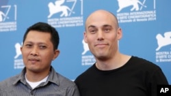 Adi Rukun (kiri) dan sutradara Joshua Oppenheimer di Festival Film Venesia, Italia (28/8). (AP/David Az)