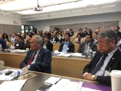 រូប​ឯកសារ៖ លោក​ហុង​ លីម (ស្តាំ) និង​ពលរដ្ឋ​ខ្មែរ​មក​ពី​សហរដ្ឋ​អាមេរិក និង​កាណាដា អំឡុងពេល​សន្និសីទ​ស្តី​ពី​សន្ធិសញ្ញា​សន្តិភាព​ក្រុង​ប៉ារីស​ នៅក្រុង Auburn រដ្ឋ​ Washington កាល​ពី​ថ្ងៃ​សៅរ៍ ទី​១៤ ខែ​តុលា ឆ្នាំ​២០១៧។ សន្និសីទ​នេះត្រូវ​បាន​រៀបចំ​ឡើង​ដោយ​អង្គការ​បណ្តាញ​ពលរដ្ឋ​ខ្មែរ​ដើម្បី​កម្ពុជា (KPNC)។ ពលរដ្ឋ​ខ្មែរ​អាមេរិកាំង និង​ខ្មែរ​កាណាដា ជួបជុំ​គ្នា​ ដើម្បី​ពិភាក្សា​អំពី​ស្ថានភាព​វិវត្តន៍នយោបាយ​នា​ពេល​ថ្មីៗ​នេះ​នៅ​ប្រទេស​កម្ពុជា ស្រប​ពេល​ប្រារព្ធ​ខួប​សន្ធិសញ្ញា​សន្តិភាព​ក្រុង​ប៉ារីស​លើក​ទី ២៦ នៅ​ក្រុង​ Auburn រដ្ឋ Washington កាល​ពី​ថ្ងៃ​ទី១៤ ខែ​តុលា ឆ្នាំ​២០១៧។ (សុខ ខេមរា/វីអូអេ)