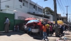 Patients and vendors stand in front of the General Hospital in Port-au-Prince, Haiti. (Matiado Vilme / VOA Creole)