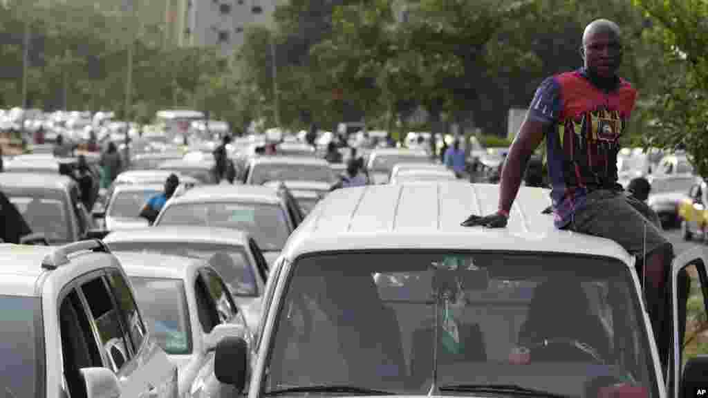 Masu motocin haya sun tsaya cak sakamakon rashin man fetur da 'yan Najeriya ke fama da shi. Mayu 26, 2015.