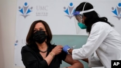 La vicepresidente electa Kamala Harris recibió la vacuna de Moderna el 29 de diciembre en el sureste de Washington D.C. 