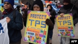 ARCHIVO - Manifestantes participan en la Marcha por la Justicia de TPS mientras se manifiestan frente a la Casa Blanca en Washington, DC, el 12 de febrero de 2019.