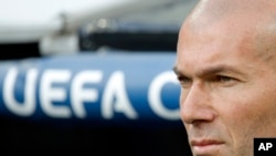 Zinedine Zidane observant lors de la demi-finale de la ligue des champions entre le Real Madrid et Manchester City à Santiago Bernabeu, Madrid le 4 mai 2016 (AP Photo/Paul White)