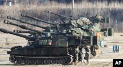 U.S. Army self-propelled howitzers are on positions during the annual exercise with their South Korean counterpart in Pocheon, near the border with North Korea, March 10, 2016.