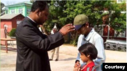 သတ်ဖြတ်ခံခဲ့ရတဲ့ ဘုန်းတော်ကြီး ဖာသာရ် ဒေါနယ် မာတင်ကို ဘာသာဝင် ကလေးငယ် တချို့နဲ့ အတူ တွေ့မြင်ရပုံ။ ဓာတ်ပုံ - Radio Veritas Asia