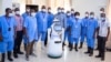 Les agents de la santé rwandais avec l'un des robots à Kigali, en mai 2020. (Photo: Courtesy/Zora Robotics via Twitter)