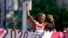 Peres Jepchirchir, do Quénia celebra ao cortar a meta em primeiro lugar, na maratona feminina dos Jogos Olímpicos de Tóquio. 7 de Agosto, 2021, Sapporo, Japão. (AP Photo/Eugene Hoshiko)