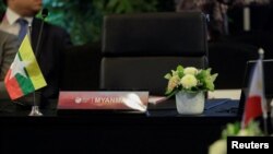 Kursi yang disediakan untuk Myanmar dibiarkan kosong saat pleno Pertemuan Menteri Luar Negeri ASEAN di Hotel Shangri-La, Jakarta, 11 Juli 2023. (Foto: REUTERS/Ajeng Dinar Ulfiana)