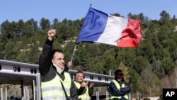 Des manifestants sur une autoroute située près d'Aix-en-Provence, dans le sud-est de la France, le mardi 4 décembre 2018. (AP Photo / Claude Paris)