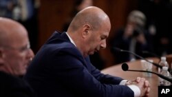 Horas antes el mismo Sondland había dicho tener conocimiento de su posible despido. "Me informaron hoy que el presidente tiene la intención de retirarme de manera inmediata como Embajador de los Estados Unidos en la Unión Europea", citó Reuters.