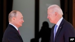 Rais wa Russia Vladmir Putin (Kushoto) na Rais wa Marekani Joe Biden (Kulia).