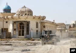 Iraqi counter-terrorism forces advance their positions in Fallujah, June 22, 2016. Pockets of Islamic State fighters continue to hold neighborhoods along the north and west of the city.