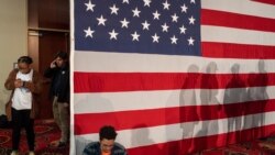 در انتخابات درون حزبی دموکرات&zwnj;ها در آیووا، انتخابات به شکل حضور پای صندوق رای نیست و نامزدها در انجمن&zwnj;ها حضور میابند و گروهی نظرشان را درباره نامزدها ابراز می&zwnj;کنند.&nbsp;