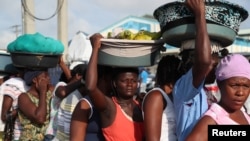 Para perempuan Haiti sedang mengantre untuk menyeberangi perbatasan dan memperdagangkan produk mereka di Dajabon, Republik Dominika, 10 Oktober 2018. (Foto: Reuters)