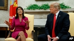 Donald Trump ketika masih menjabat sebagai Presiden AS bertemu dengan Duta Besar AS untuk PBB Nikki Haley di Ruang Oval Gedung Putih, Selasa, 9 Oktober 2018, di Washington. (Foto: AP)