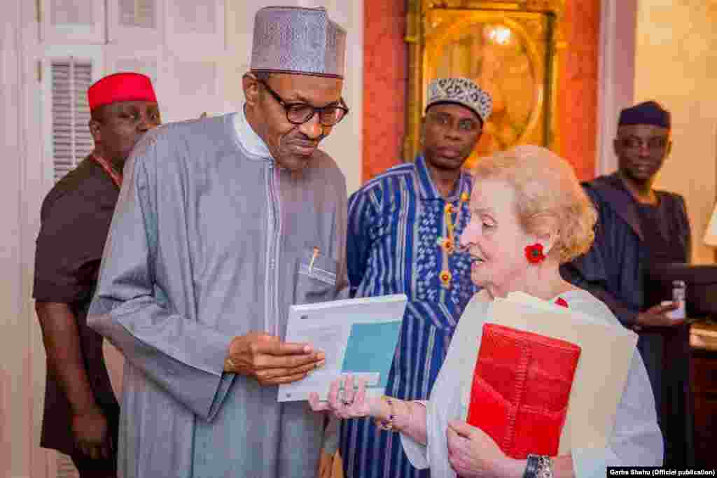 Shugaban Najeriya Muhammad Buhari da tsohuwar sakatariyar harkokin wajen Amurka&nbsp; Madeline Albright Blair House,ranar Lahadi 19 ga watan Yuli 2015