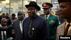 Nigeria's President Goodluck Jonathan (C) arrives for the service for former South African President Nelson Mandela in Johannesburg, Dec. 10, 2013. 