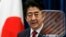 Yaponiya rahbari, 2012-yilda hukumatga kelgan Bosh vazir Shinzo Abe global maydonda faol harakat qilib tanildi. G’arb matbuotining yozishicha, u demokratiyalar bilan yaqindan ishlab, shu bilan birga, pragmatik o’ylaydi va demokratik-huquqiy jihatdan oqsoq o’lkalar bilan ham kelishadi. 