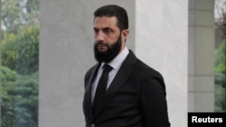 সিরিয়ার নেতা আহমেদ আল-শারা দামেস্কে ইউক্রেনের পররাষ্ট্রমন্ত্রী আন্দ্রি সিবিহার নেতৃত্বে ইউক্রেনের সিনিয়র প্রতিনিধি দলকে স্বাগত জানানোর জন্য অপেক্ষা করছেন। ৩০ ডিসেম্বর,২০২৪। 