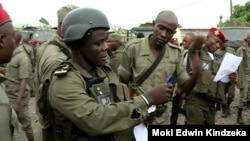 Des gendarmes camerounais arrivent dans la ville anglophone de Buea au Cameroun, le 9 janvier 2020. (M. Kindzeka / VOA)