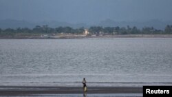 মিয়ানমারের রাখাইন রাজ্যে চলমান সংঘাতের সময় মিয়ানমার-বাংলাদেশ সীমান্তের টেকনাফ এলাকা থেকে মিয়ানমারের অবকাঠামোর দৃশ্য। ফটোঃ ২৪ জুন, ২০২৪। 