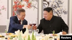 South Korean President Moon Jae-in makes a toast with North Korean leader Kim Jong Un during a luncheon at Samjiyon Guesthouse in Ryanggang province, North Korea, Sept. 20, 2018.