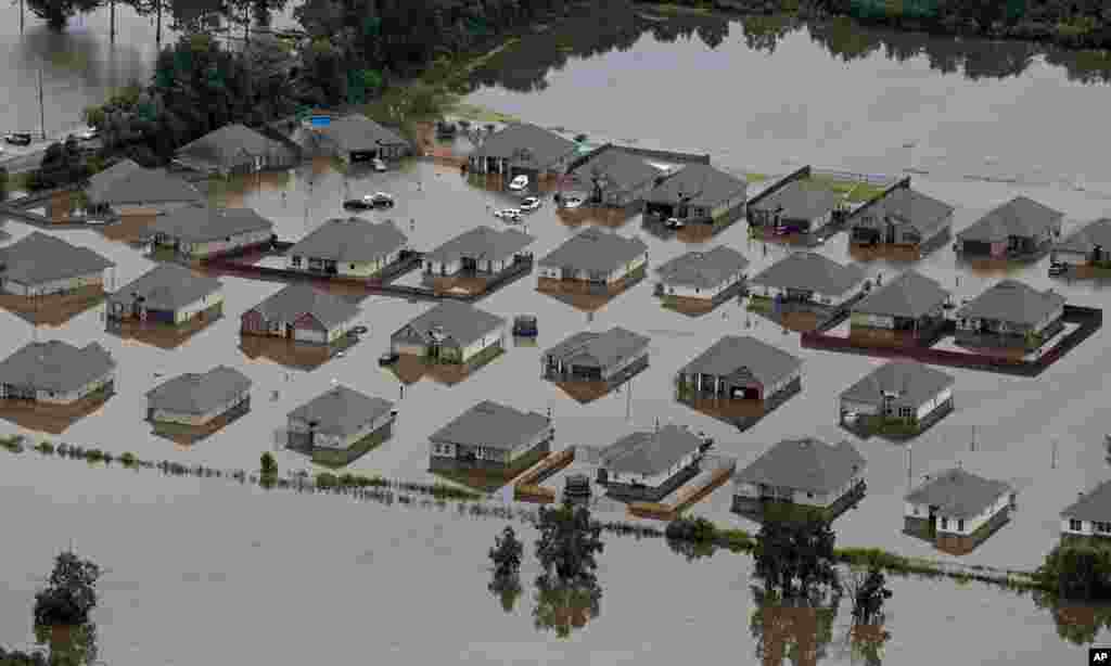 Rumah-rumah warga tergenang banjir di kota Hammond, Louisana, AS.