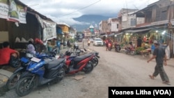 Suasana di pasar tradisional Masomba Kota Palu, yang terlihat lenggang pada Rabu sore, 8 Juli 2020. (Foto: VOA/Yoanes Litha)