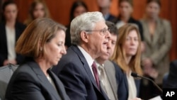 司法部长加兰德(中)与司法部副部长摩纳哥(左)等官员举行记者会，讨论打击美国各地城市暴力犯罪问题的努力。(2024年1月5日)