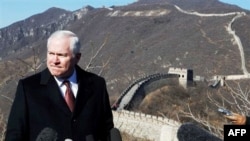 Bộ trưởng Quốc phòng Hoa Kỳ Robert Gates phát biểu với các phóng viên tại Vạn Lý Trường Thành, ngày 12/1/2011