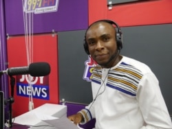 Sports journalist Gary Al-Smith reported on, then contracted COVID-19, Nov 26, 2020. (Stacey Knott/VOA)