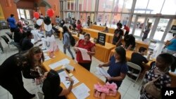 Para pencari kerja AS mengisi formulir dalam acara bursa karir di Miami, Florida (foto: ilustrasi). 